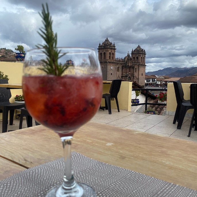 Excelente vista y la buena atención de Willy hacen de este lugar uno de mis favoritos. La comida y las bebidas ok